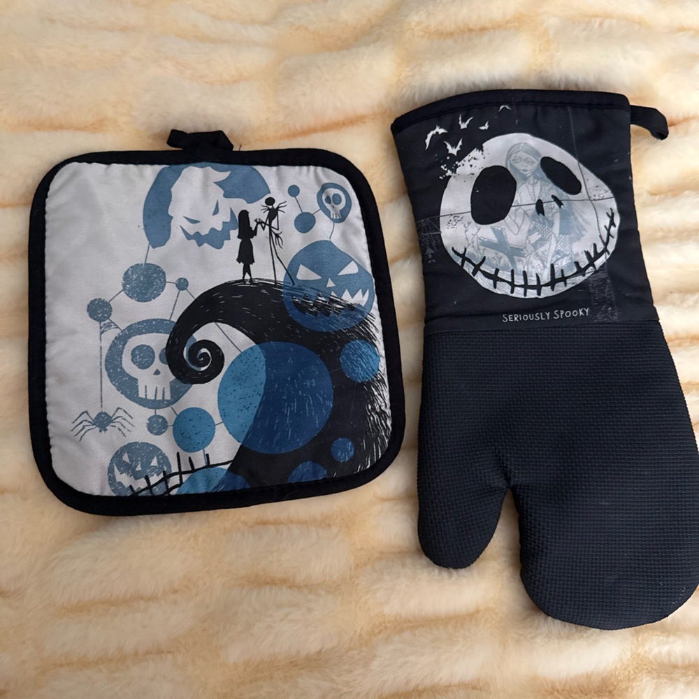 Disney Nightmare Before Christmas Jack Skellington Oven Mitt Pot Holder Set